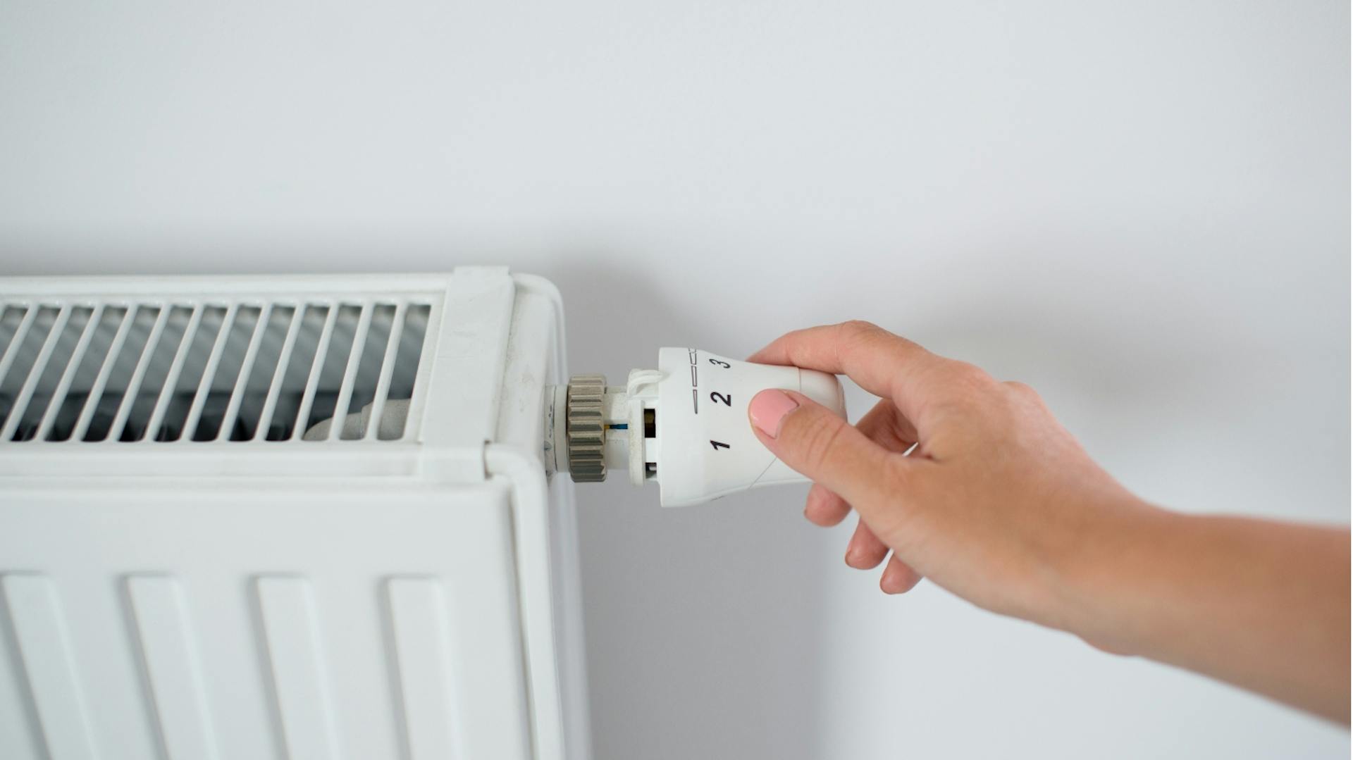 Jemand dreht den Heizkörper runter.