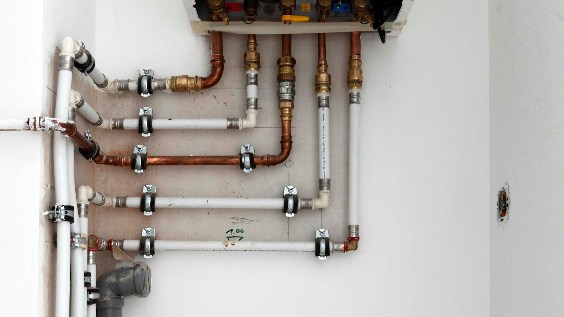 Heizungsrohre vor weißer Wand