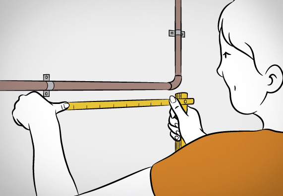 Frau misst Rohr mit Maßstab aus.