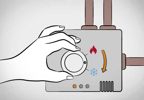 Hand dreht an Regler von Heizungssystem.