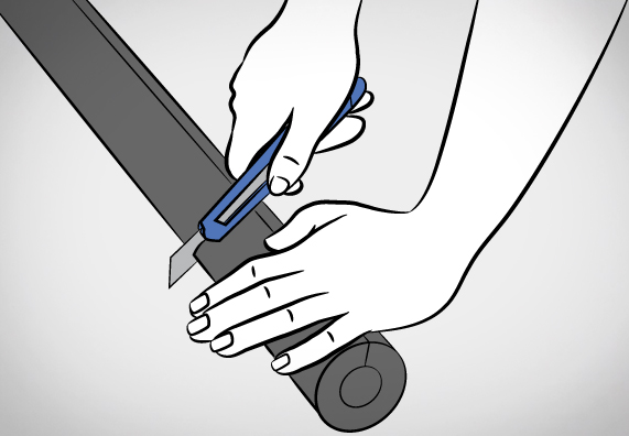 Zwei Hände schneiden Dämmschlauch mit Cuttermesser.