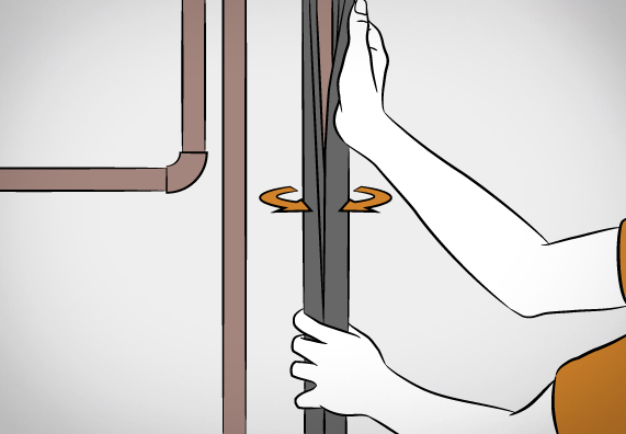 Hände stülpen Dämmschlauch über Rohr.