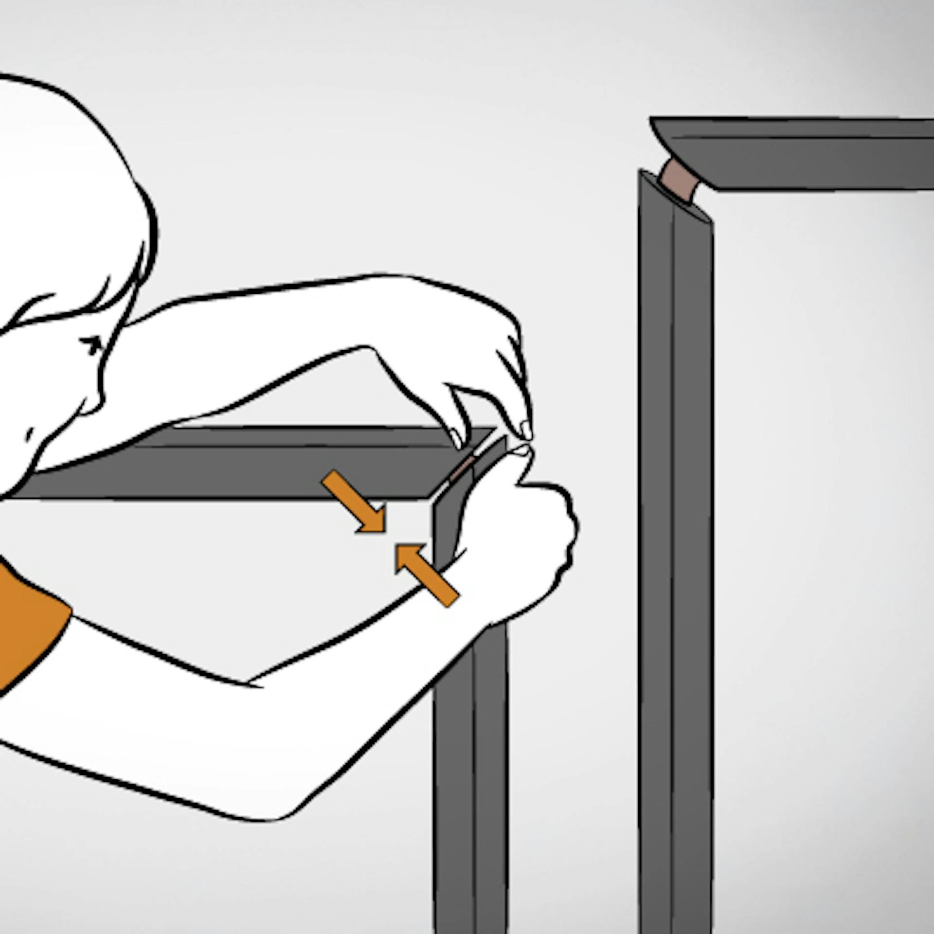 Frau hält Dämmschläuche an Ecke.