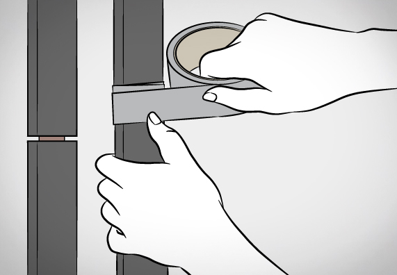 Hände kleben Isolierband um Rohr mit Dämmmaterial.