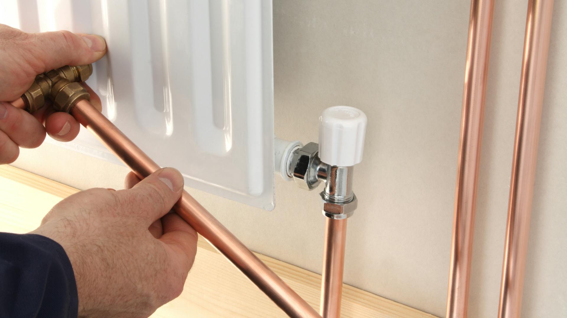 Allacciamento di un radiatore con tubi in rame.