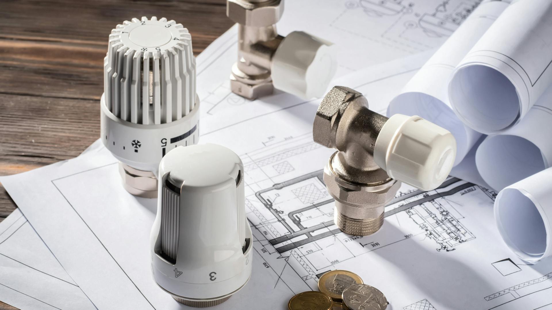 Teile für einen Heizkörper liegen auf einem Plan für die Installation.