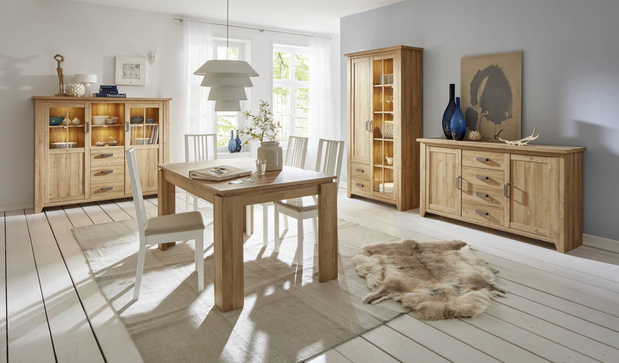 Dubový jedálenský stôl a skrinky v izbe