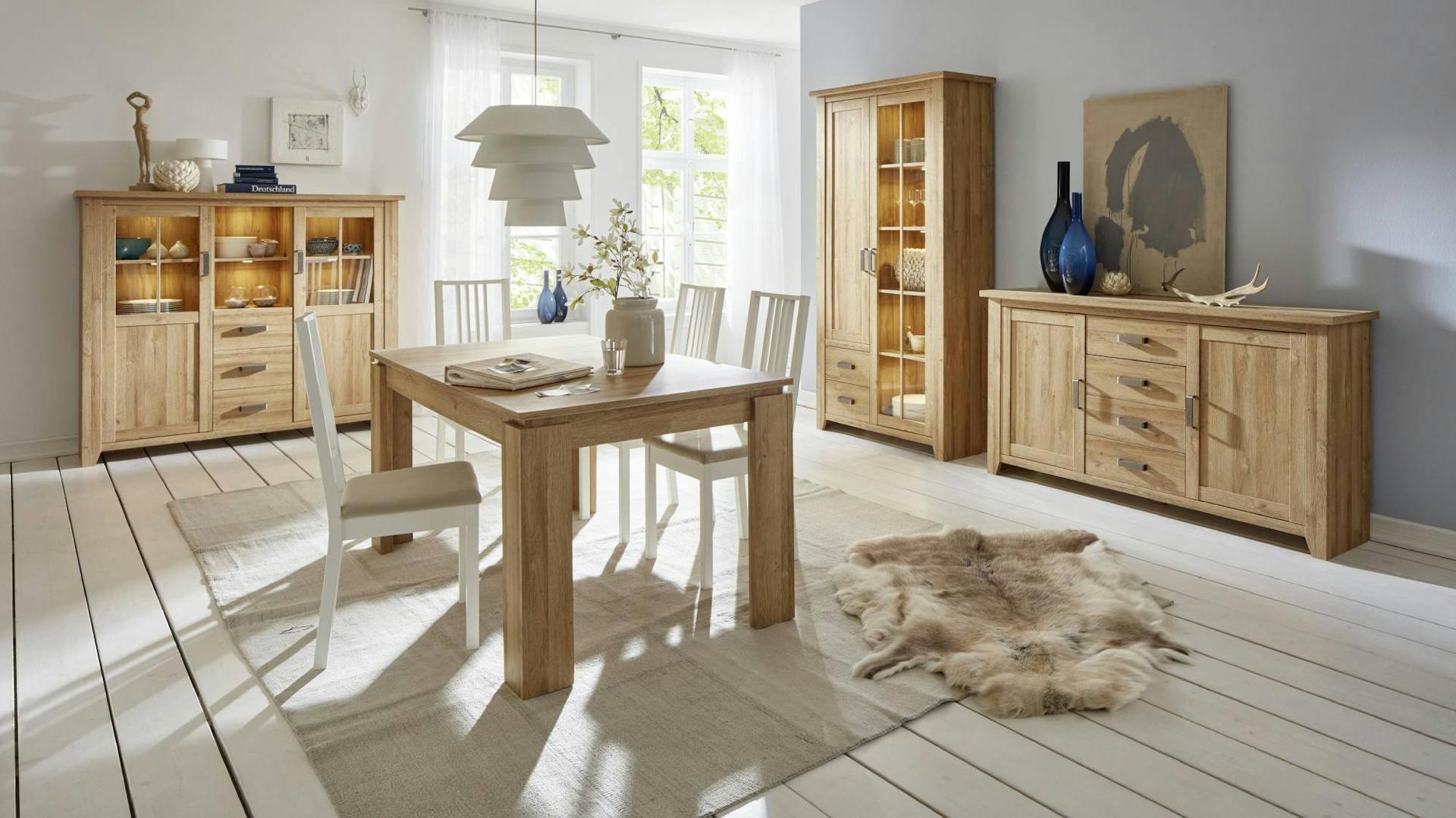 Dubový jedálenský stôl a skrinky v izbe