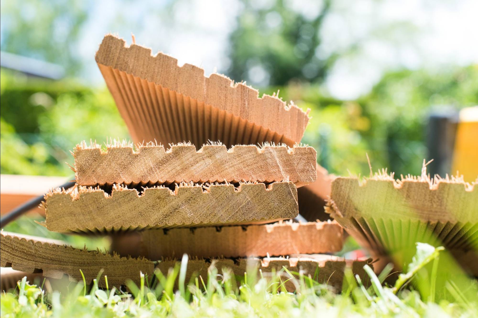 Pannelli di diversi tipi di legno sovrapposti.