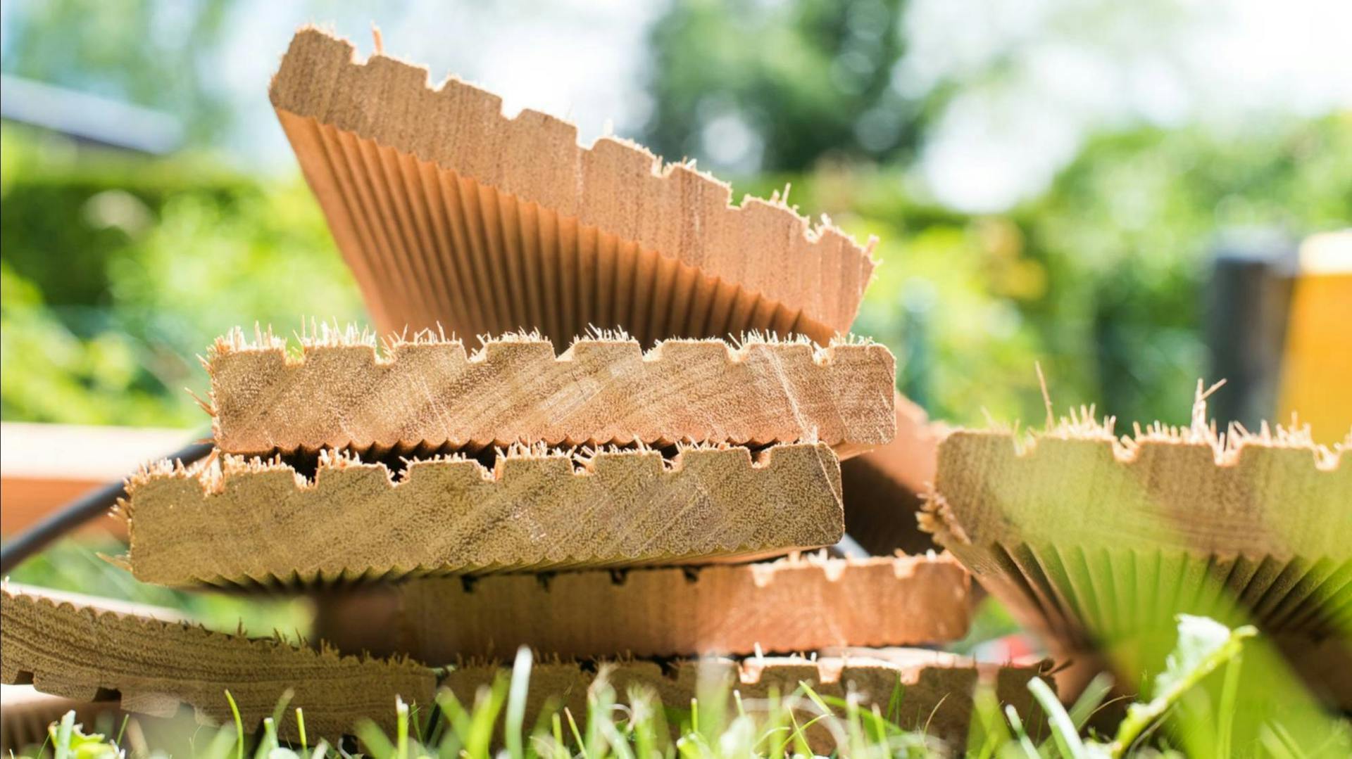 Pannelli di diversi tipi di legno sovrapposti.