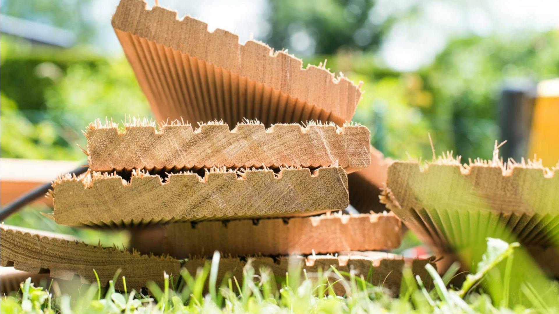 Terasové dosky z dreva na lúke