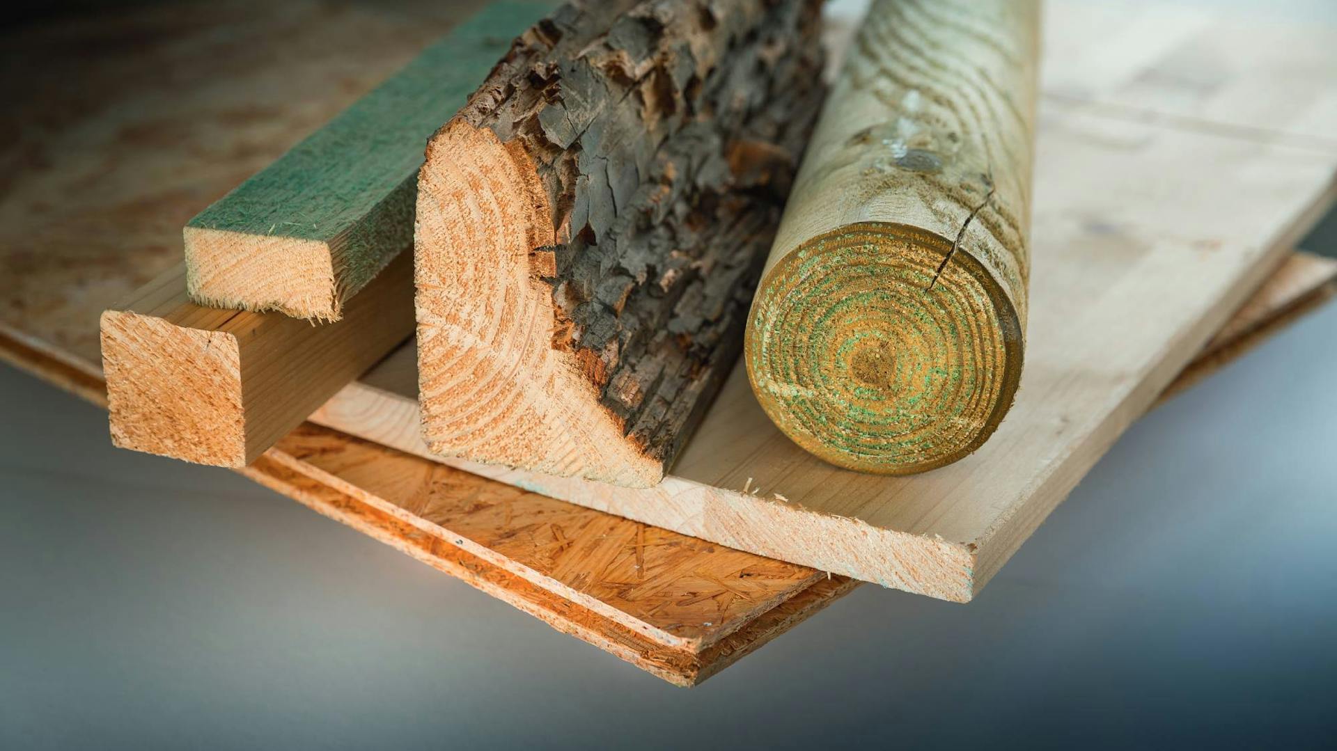 Verschiedene Holzarten gestapelt