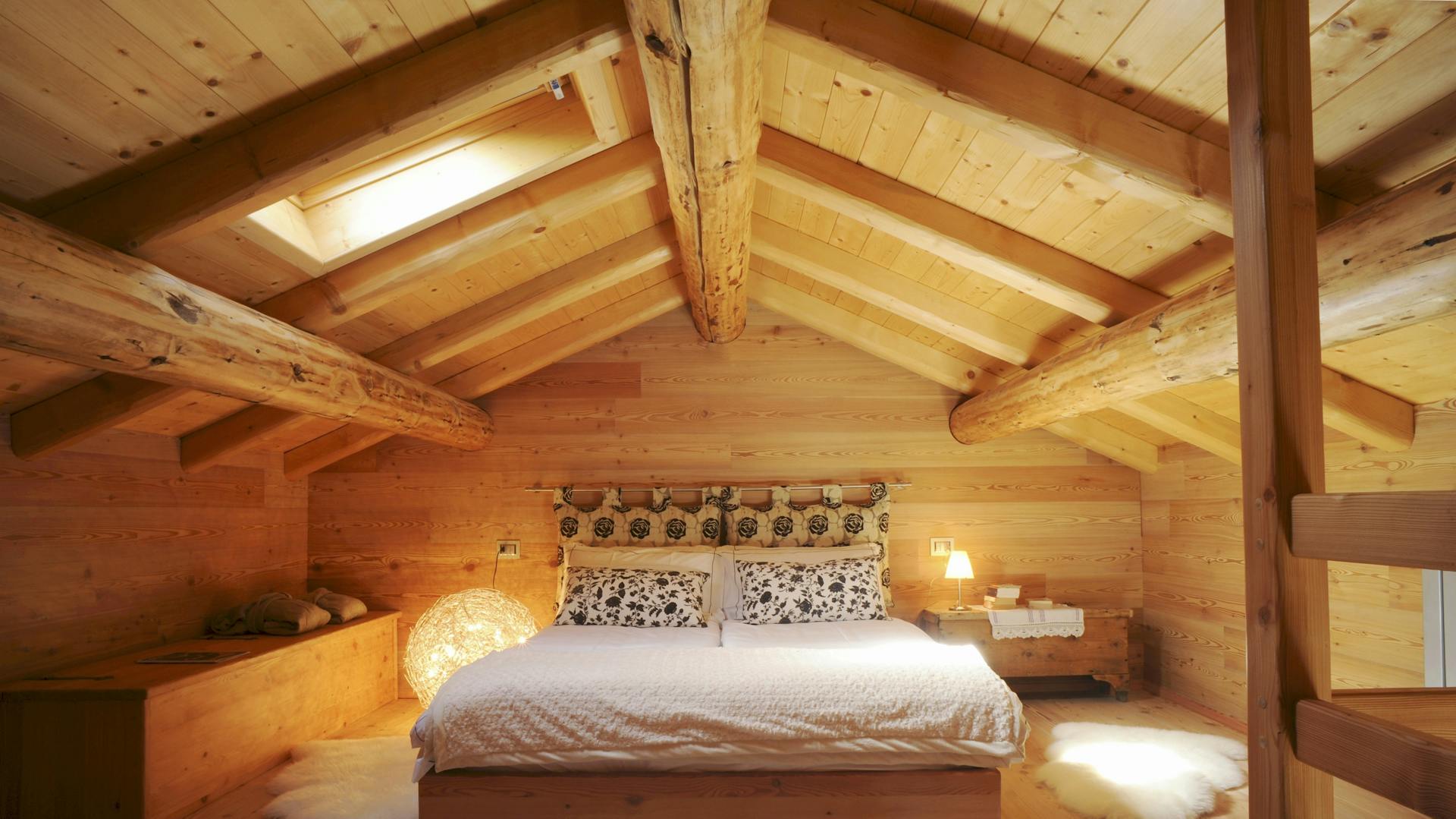Holzbalkendecke im Schlafzimmer dämmen