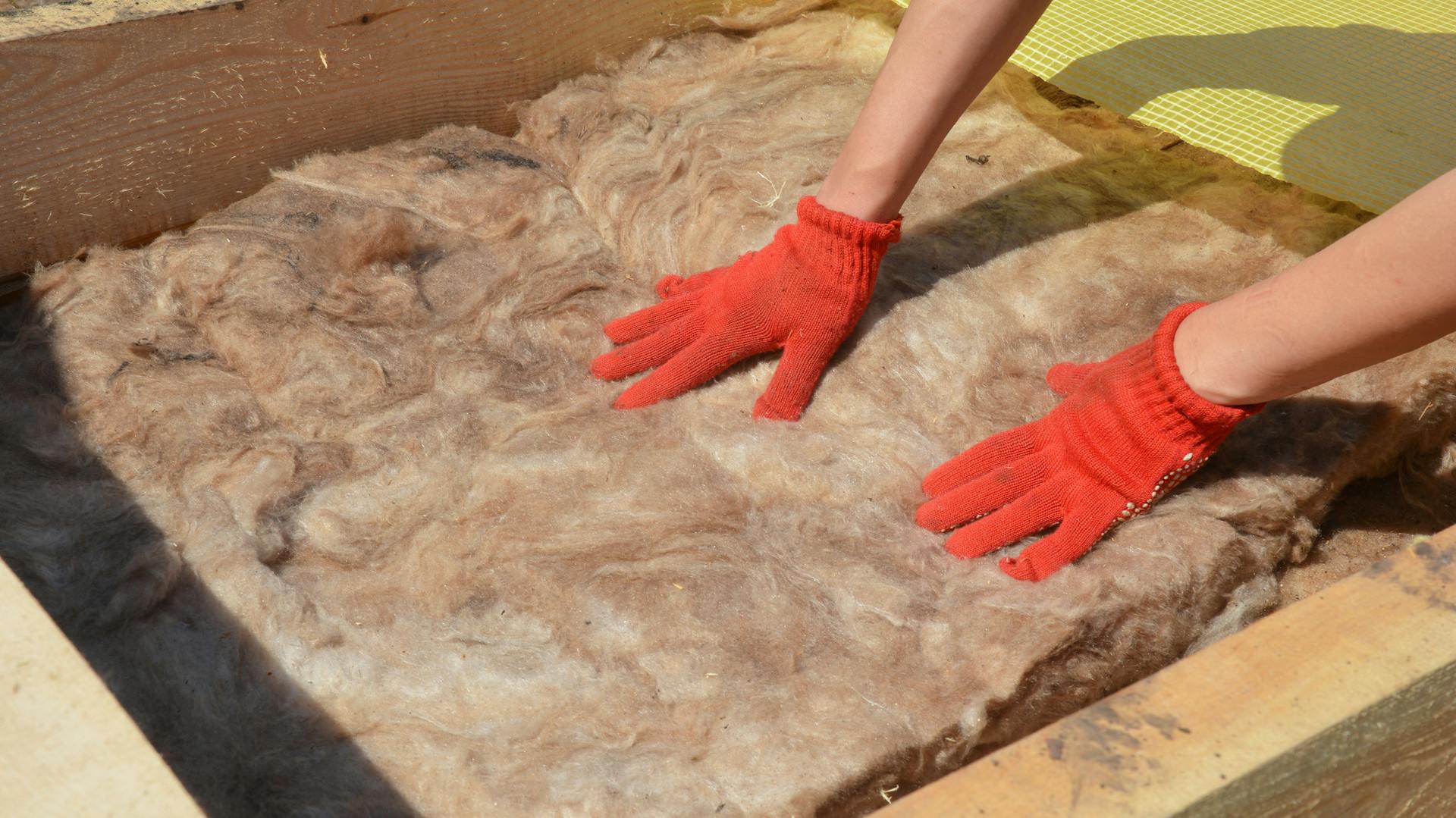 Drevovláknité izolačné dosky na izoláciu dreveného trámového stropu