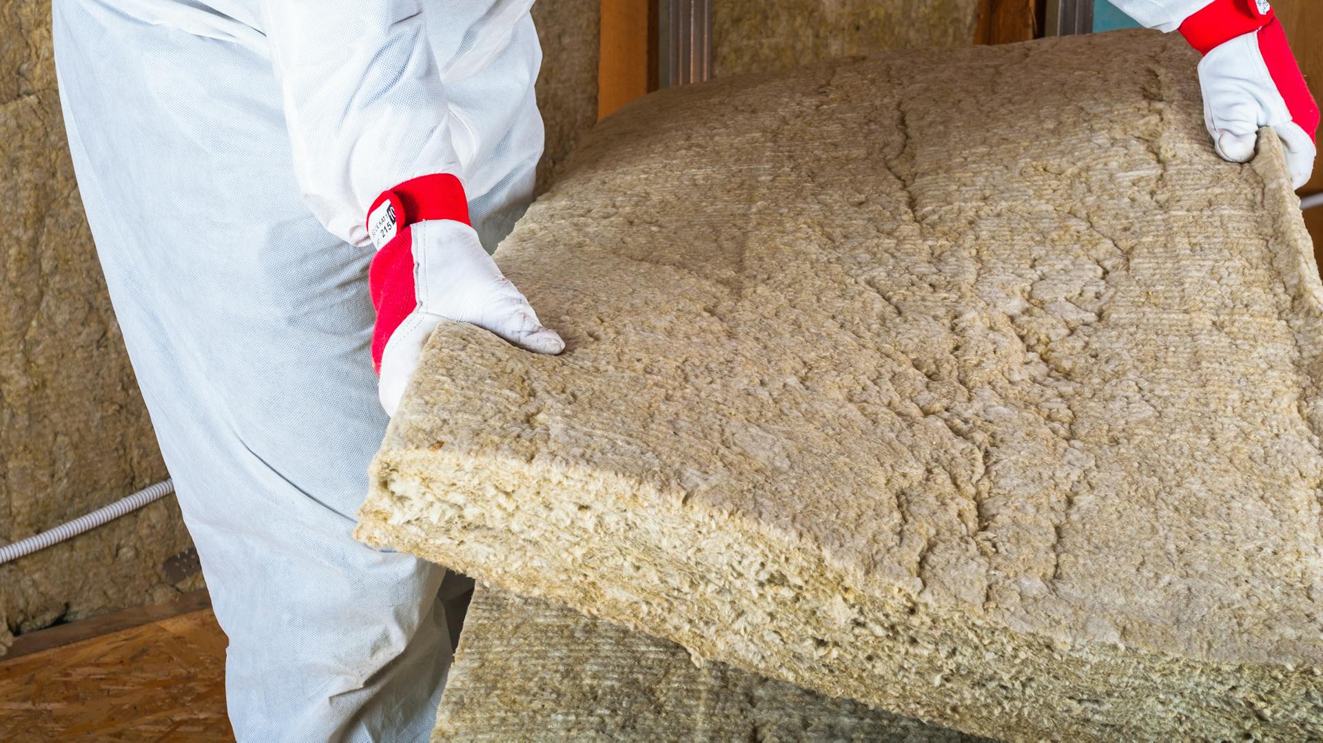 Izolácia dreveného trámového stropu izolačným materiálom