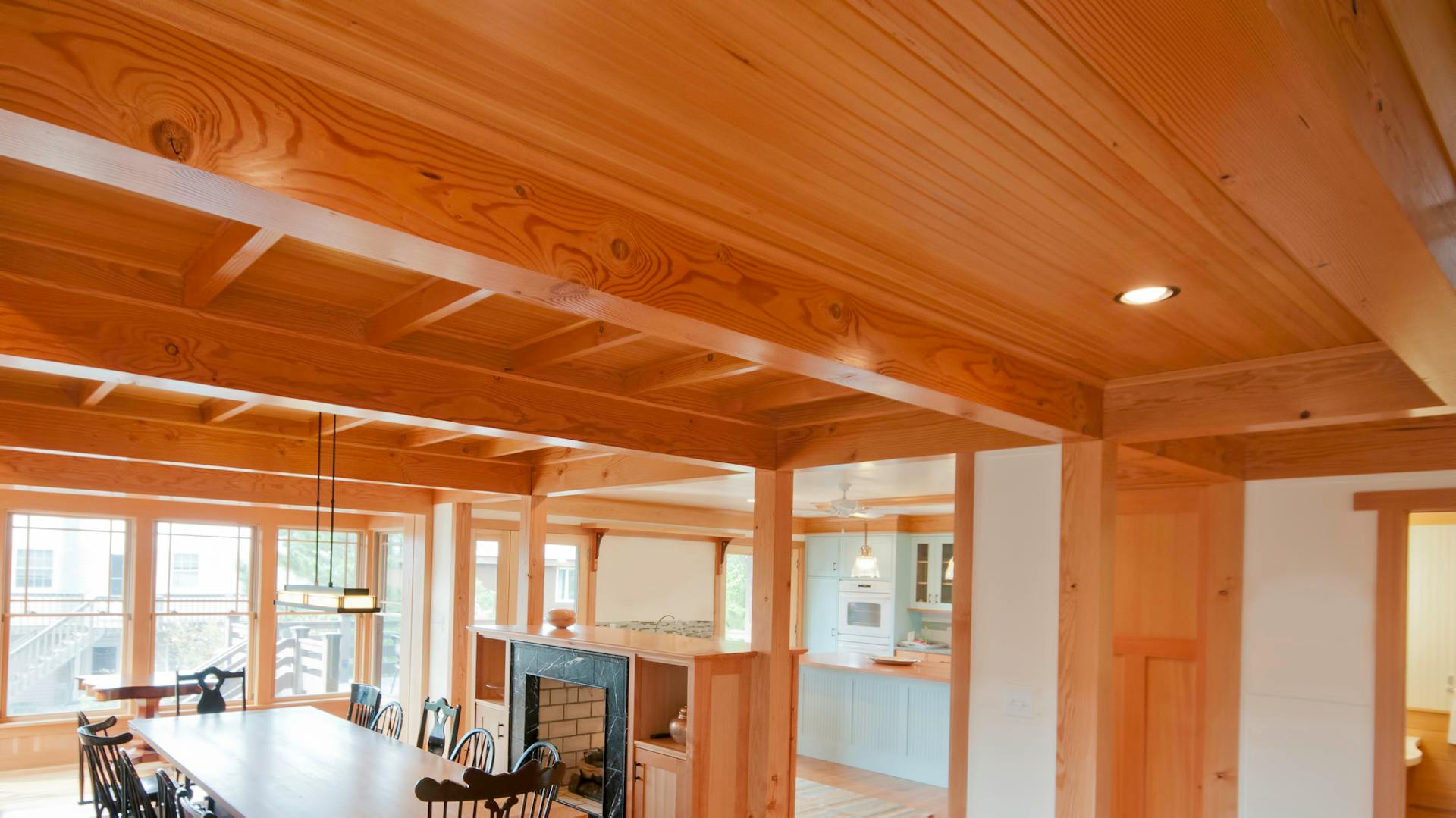 Drevený trámový strop nad veľkou miestnosťou s dlhým stolom