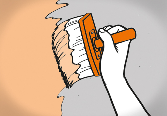 Hand streicht Wand mit Pinsel