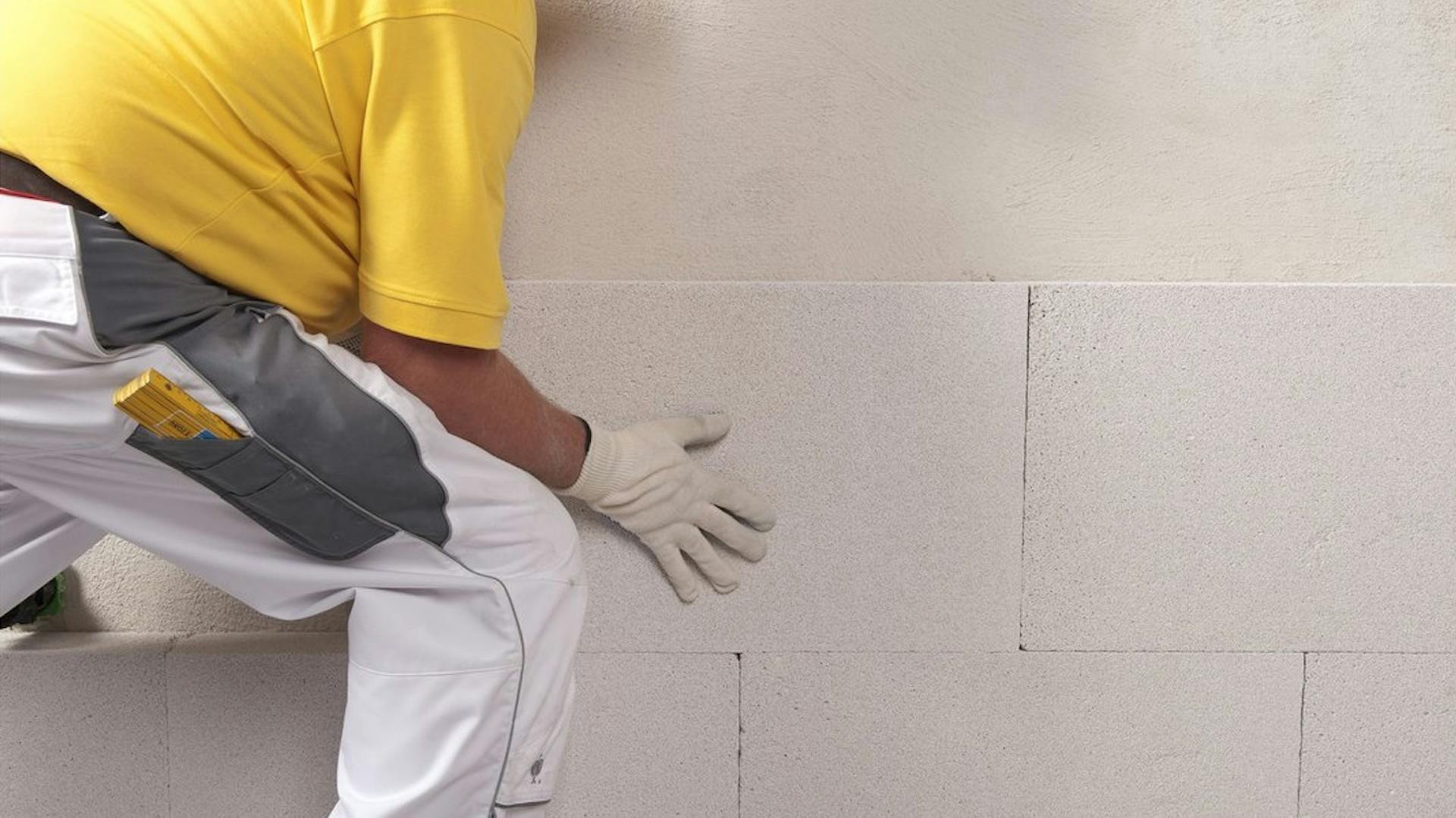 Heimwerker dämmt Innenwand mit Dämmplatten.