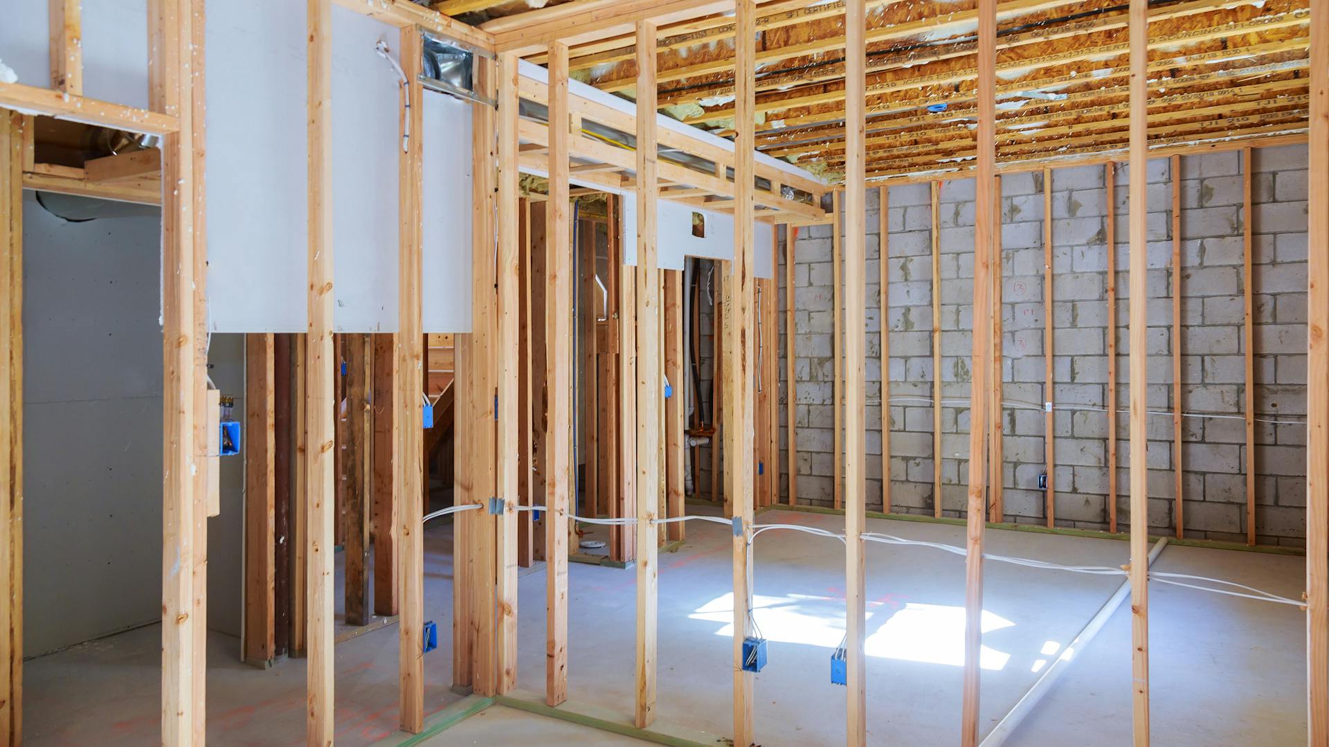 Keller während des Ausbaus mit Ständerwerk für Trockenbau.