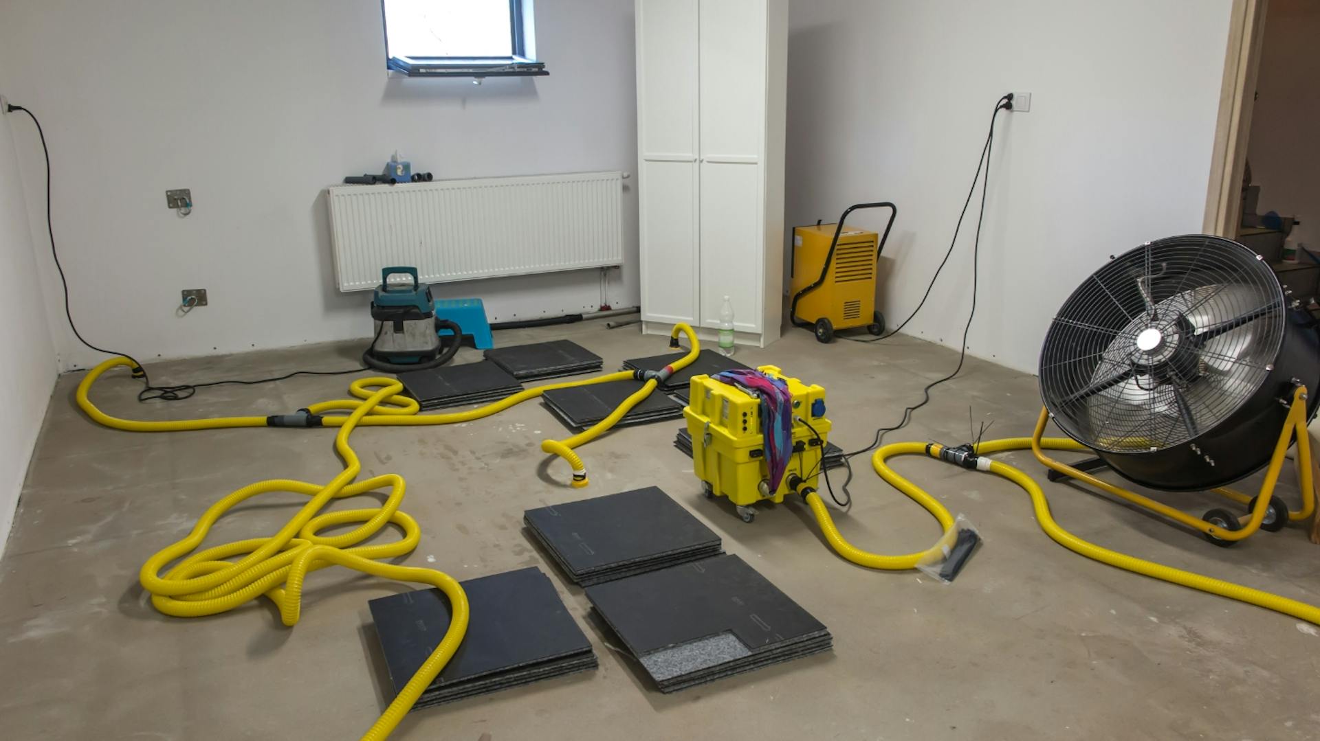 Kellerraum mit verschiedenen Geräten zur Trockenlegung.