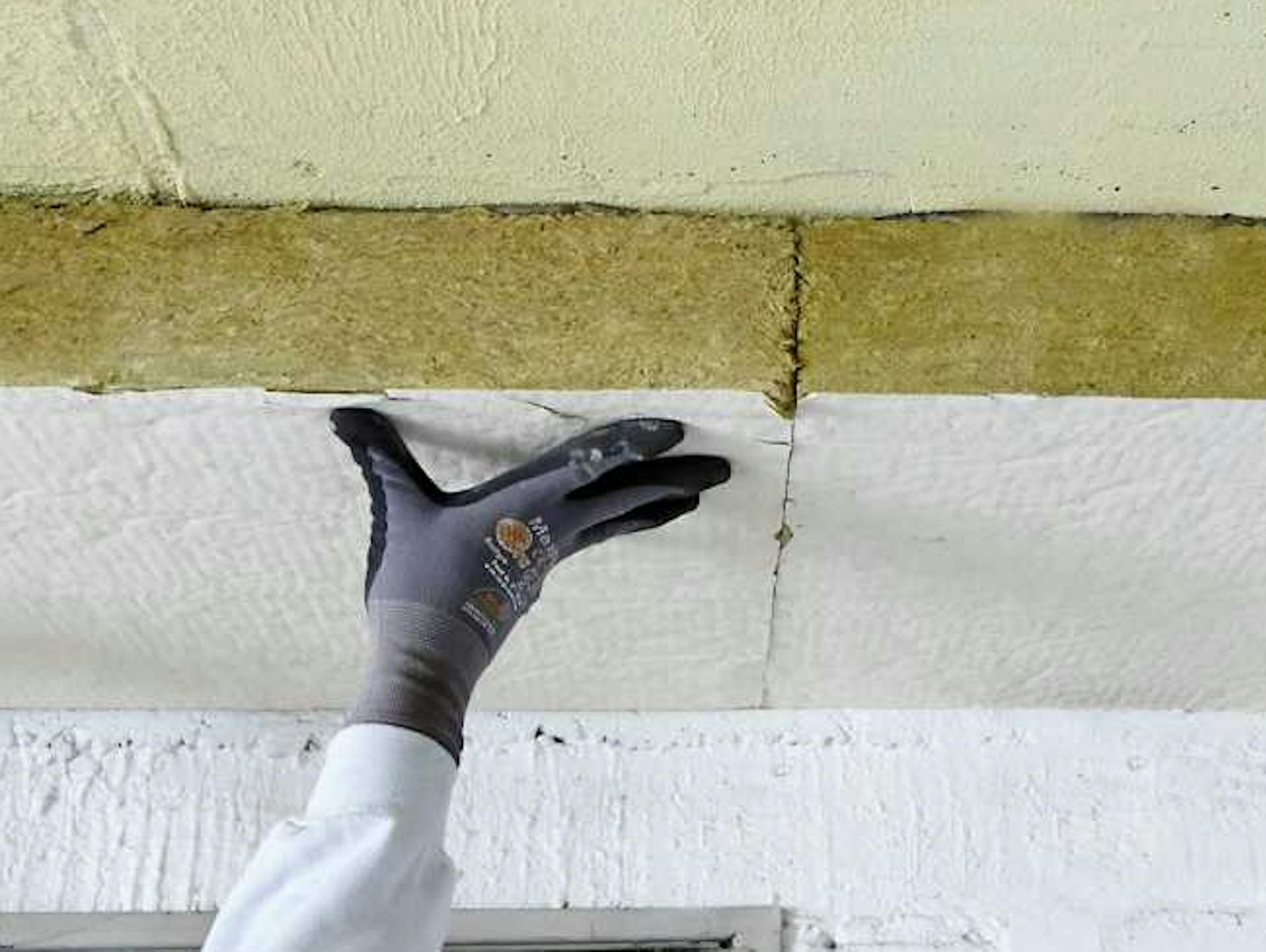 Kellerdecke wird mit Steinwolle gedämmt