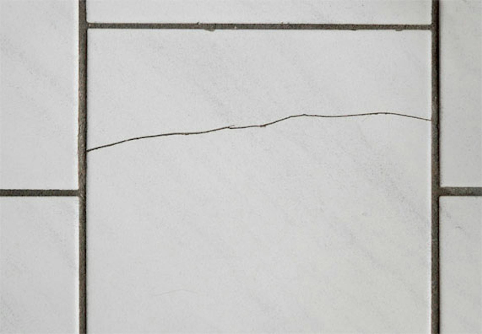 Piastrella da parete con crepa