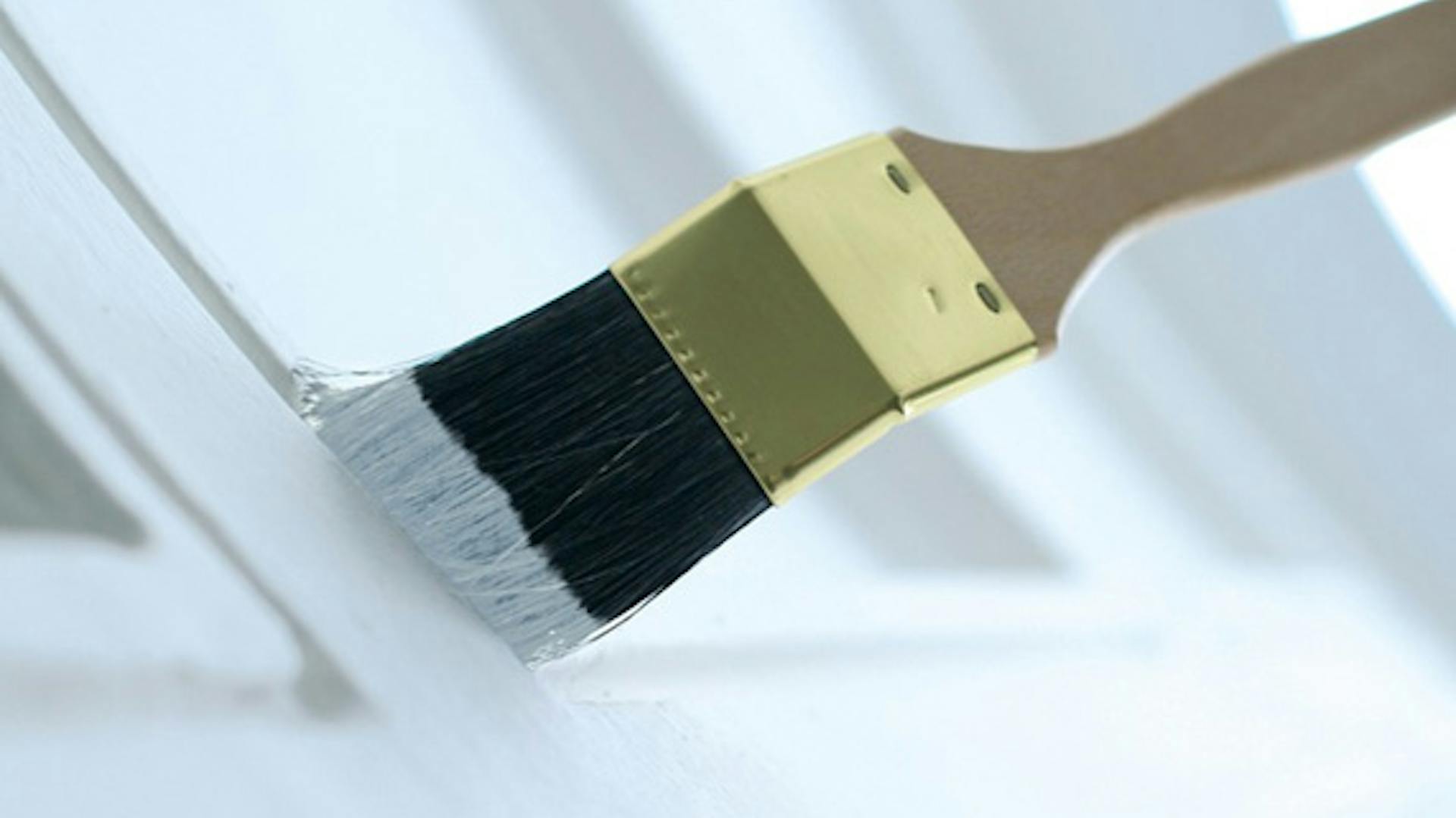 La finestra bianca viene dipinta con il pennello per finestre.