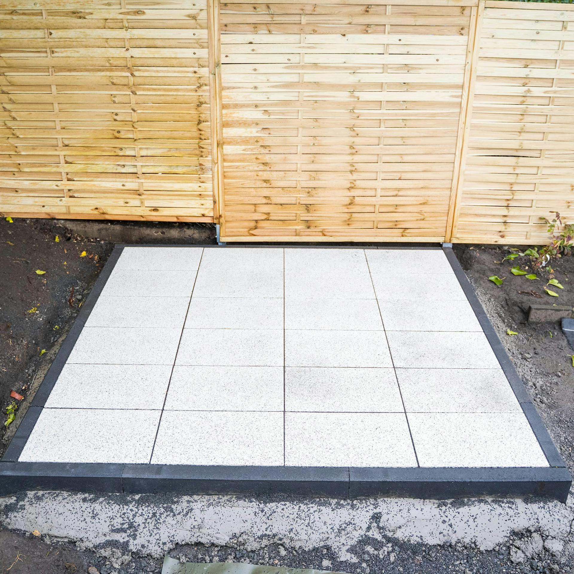 Járólapból készült alap fém szerszámosház számára