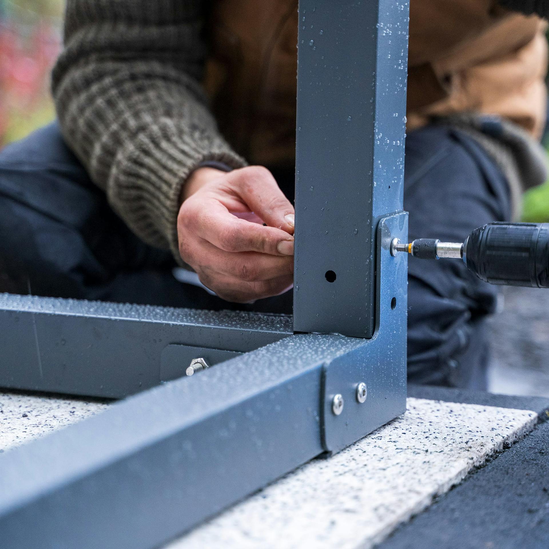 Egy fém szerszámosház vázának összeszerelése