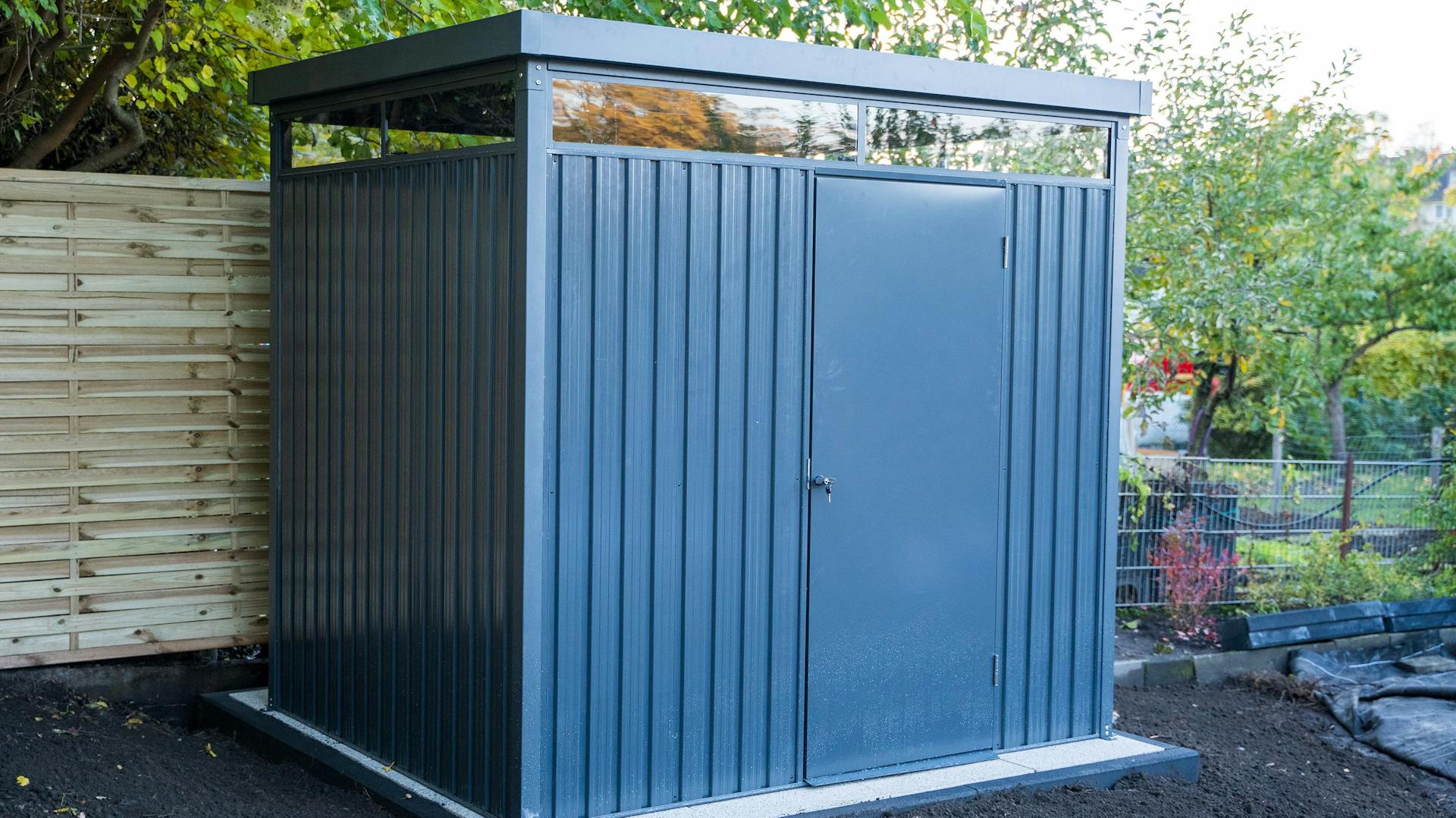 Ein Metallgerätehaus in einem Garten