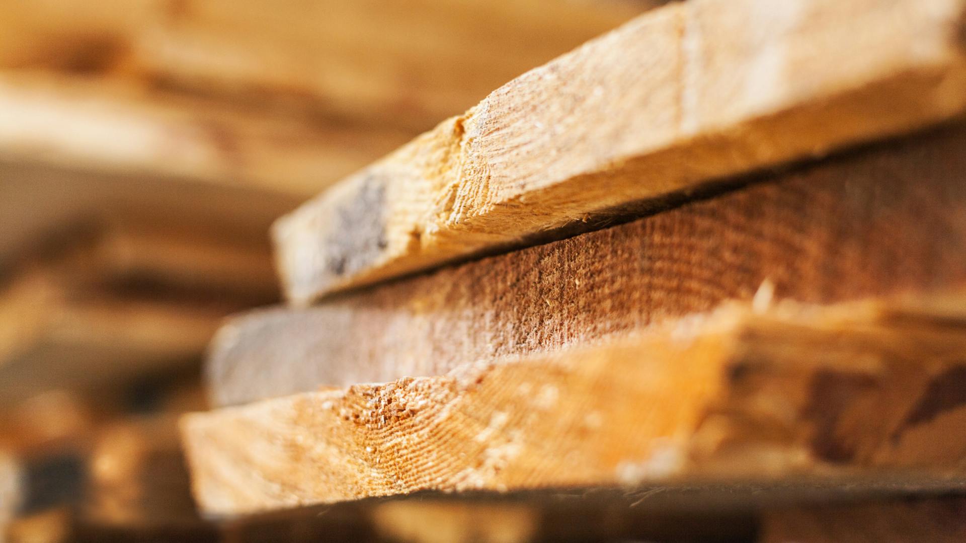 Gestapelte Holzplatten.