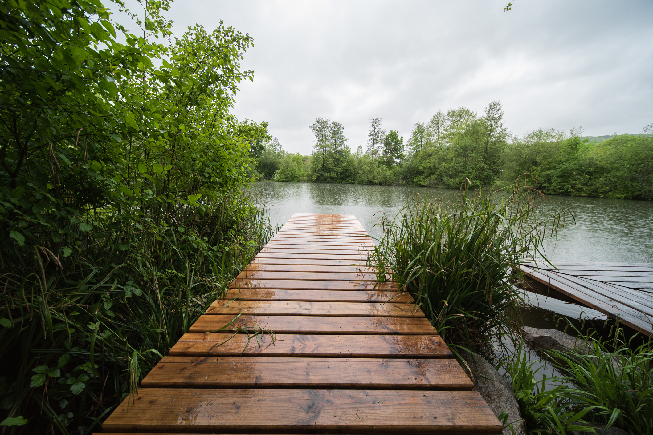 Holzsteg am Wasser.
