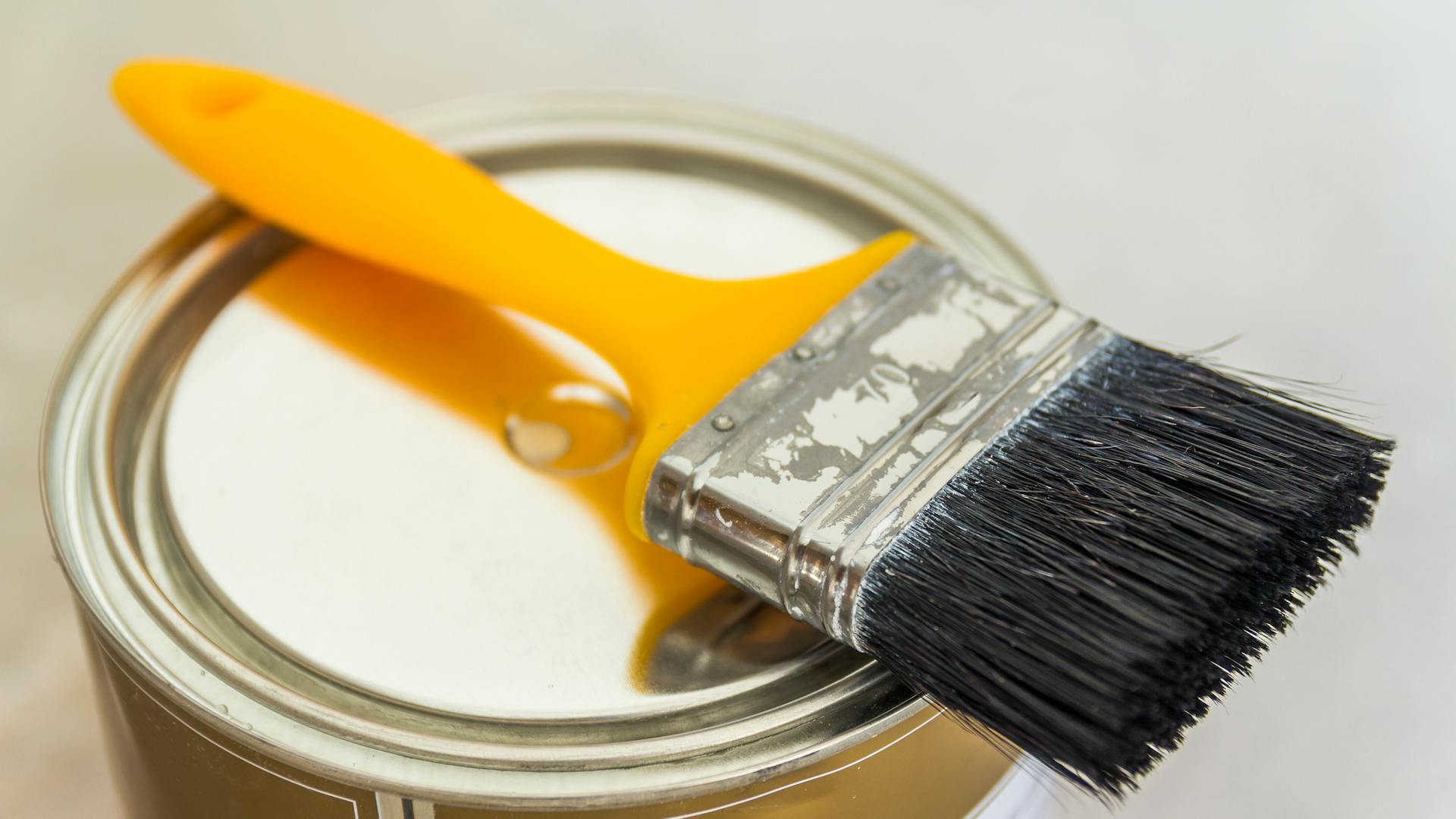 Natieranie OSB dosiek základným náterom