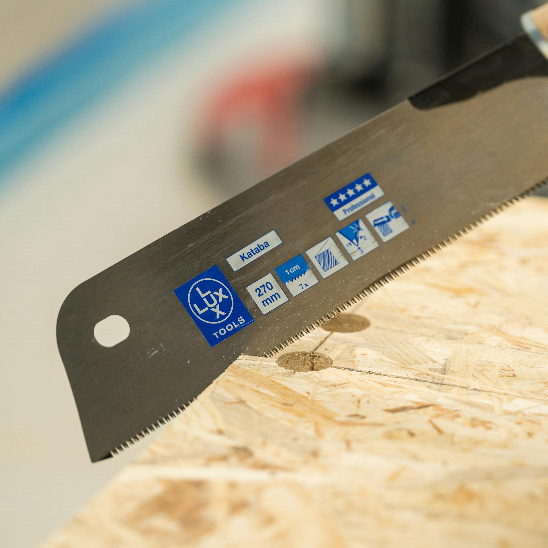 Heimwerker schneidet die Platte mit einer Stichsäge zu.