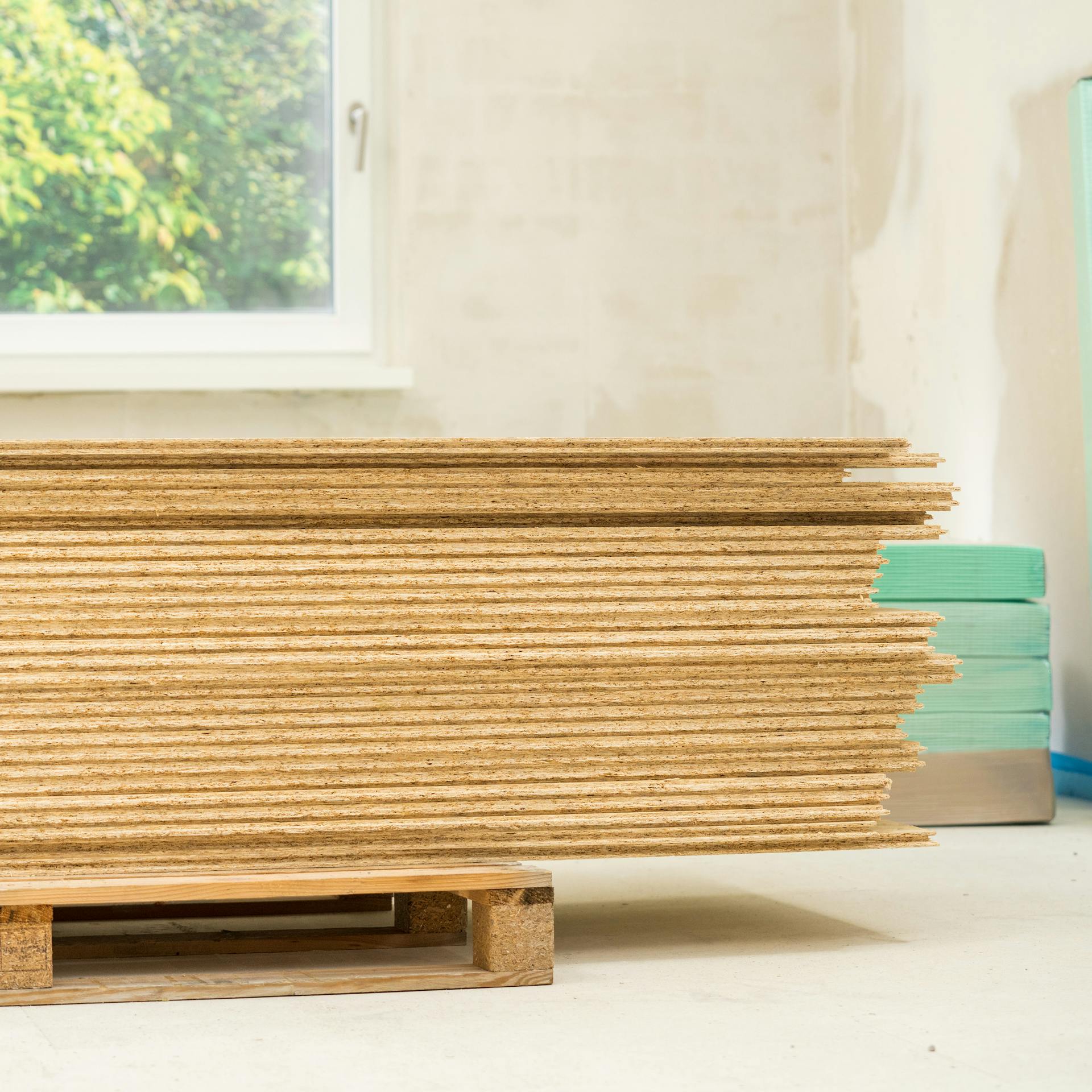 OSB-Platten liegen auf einer Palette zum akklimatisieren.