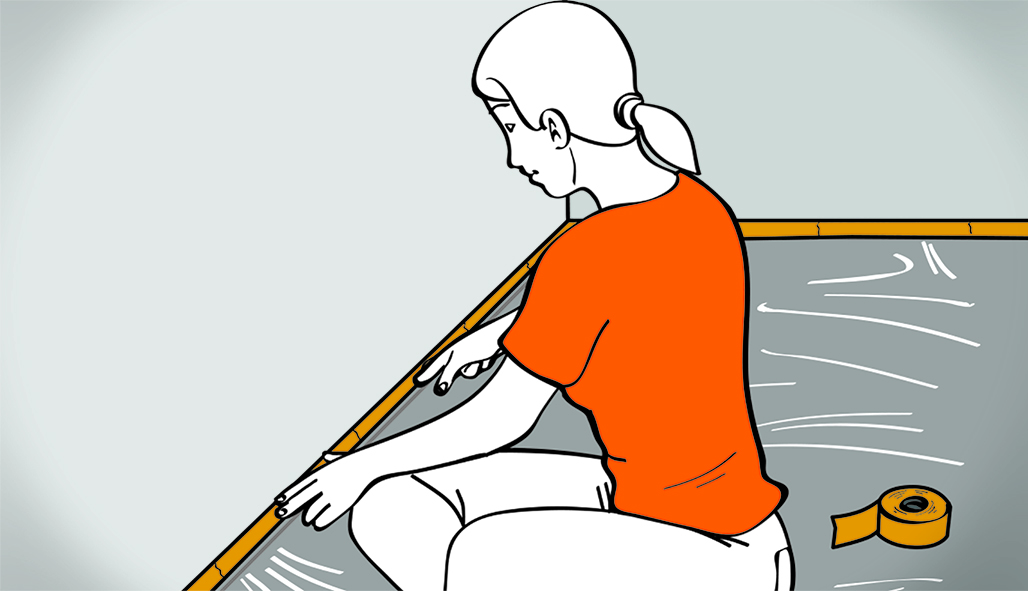 Žena oblepuje krycie lišty.