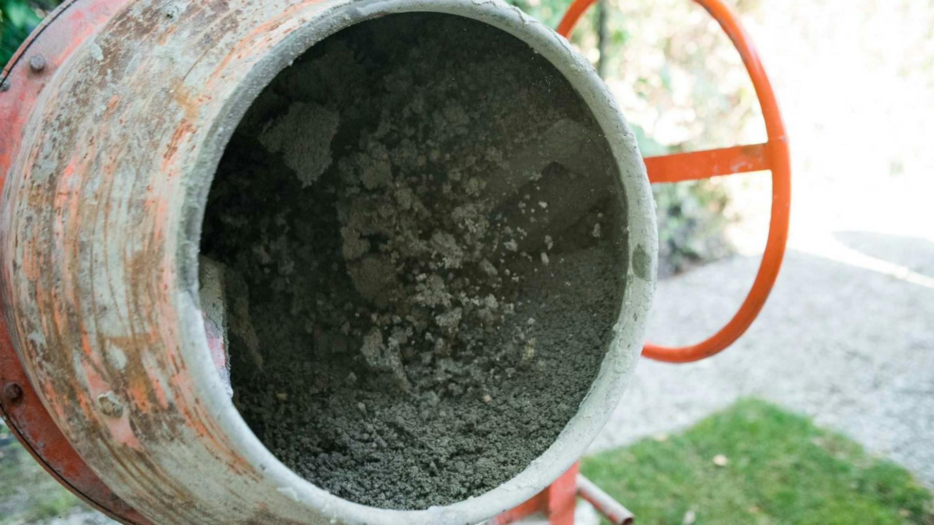 Im Betonmischer wird aus Kies und Zement Beton gemischt.