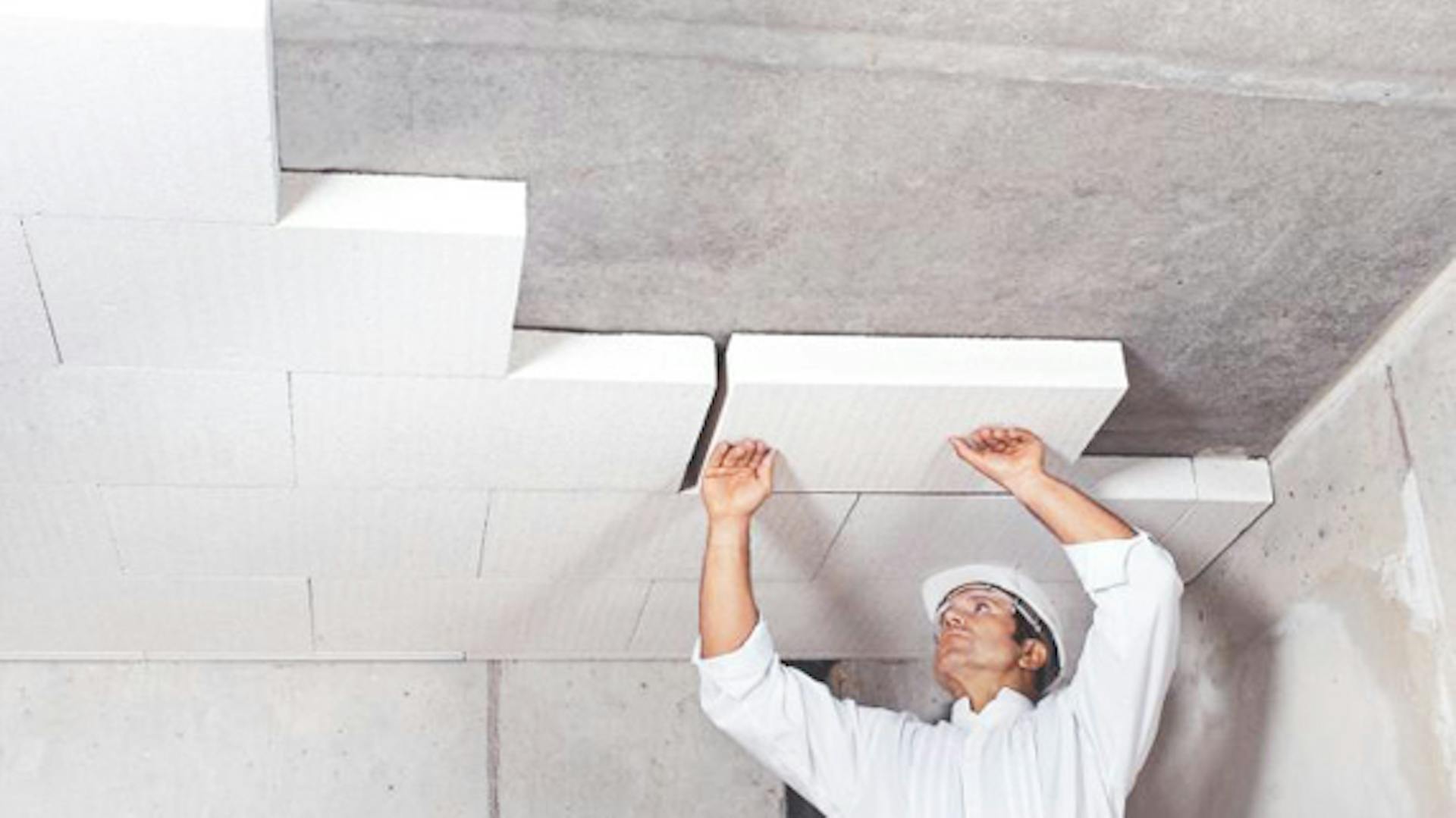 Heimwerker befestigt Dämmplatten an Kellerdecke