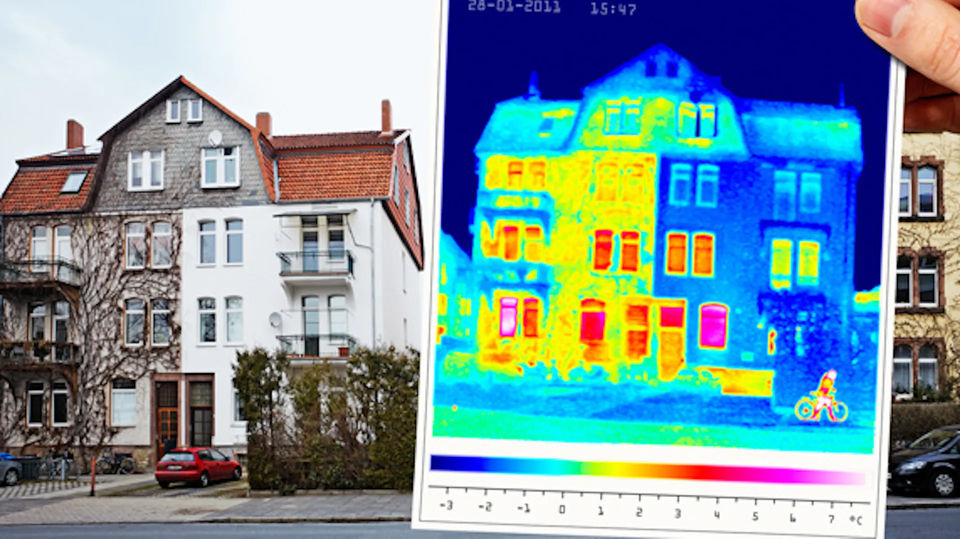 Doppelhaus mit sanierter und unsanierter Hälfte, daneben ein Wärmebild, das die Unterschiede in der Dämmung sichtbar macht.