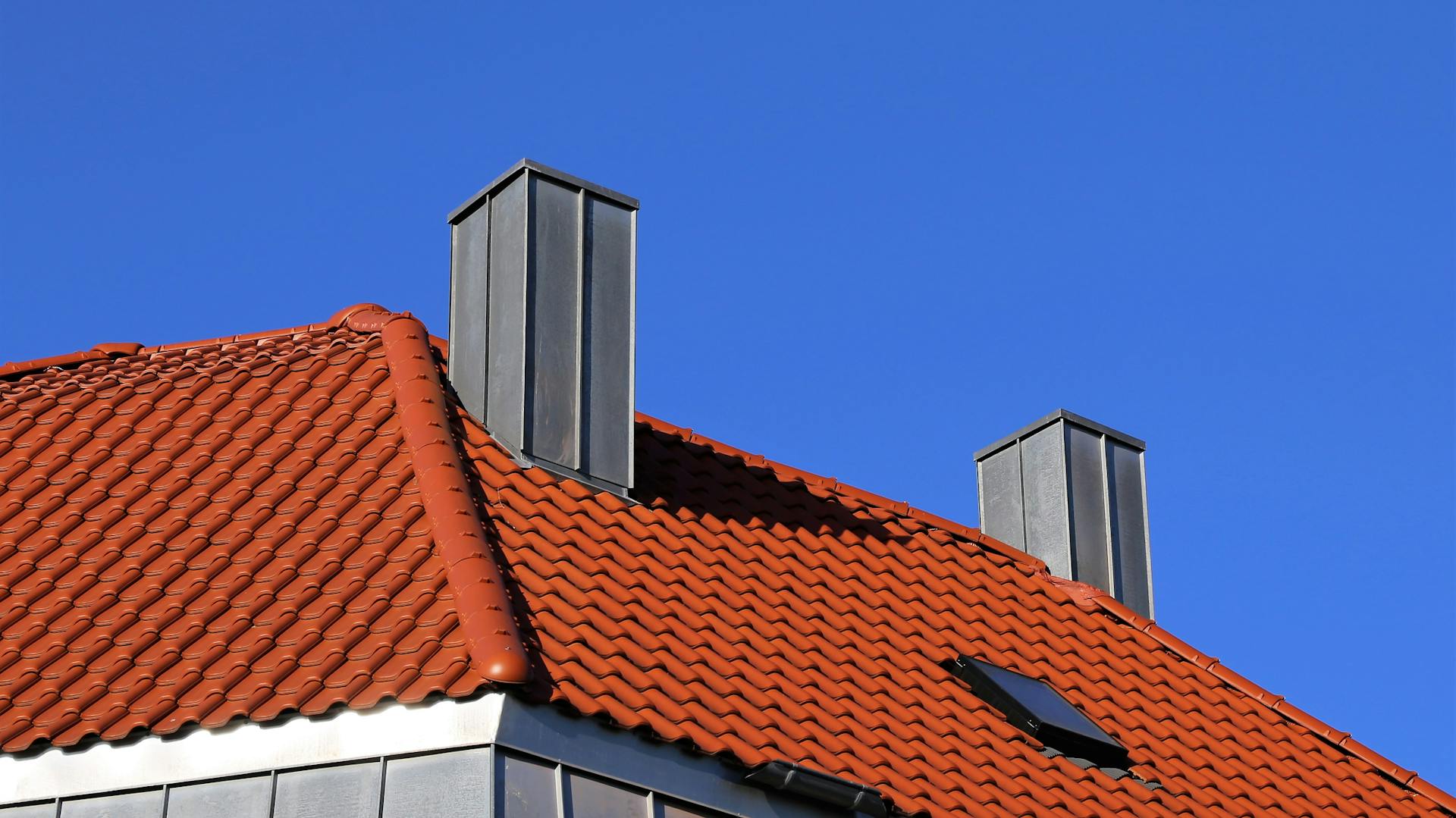 Mit Edelstahl verkleideter Schornstein