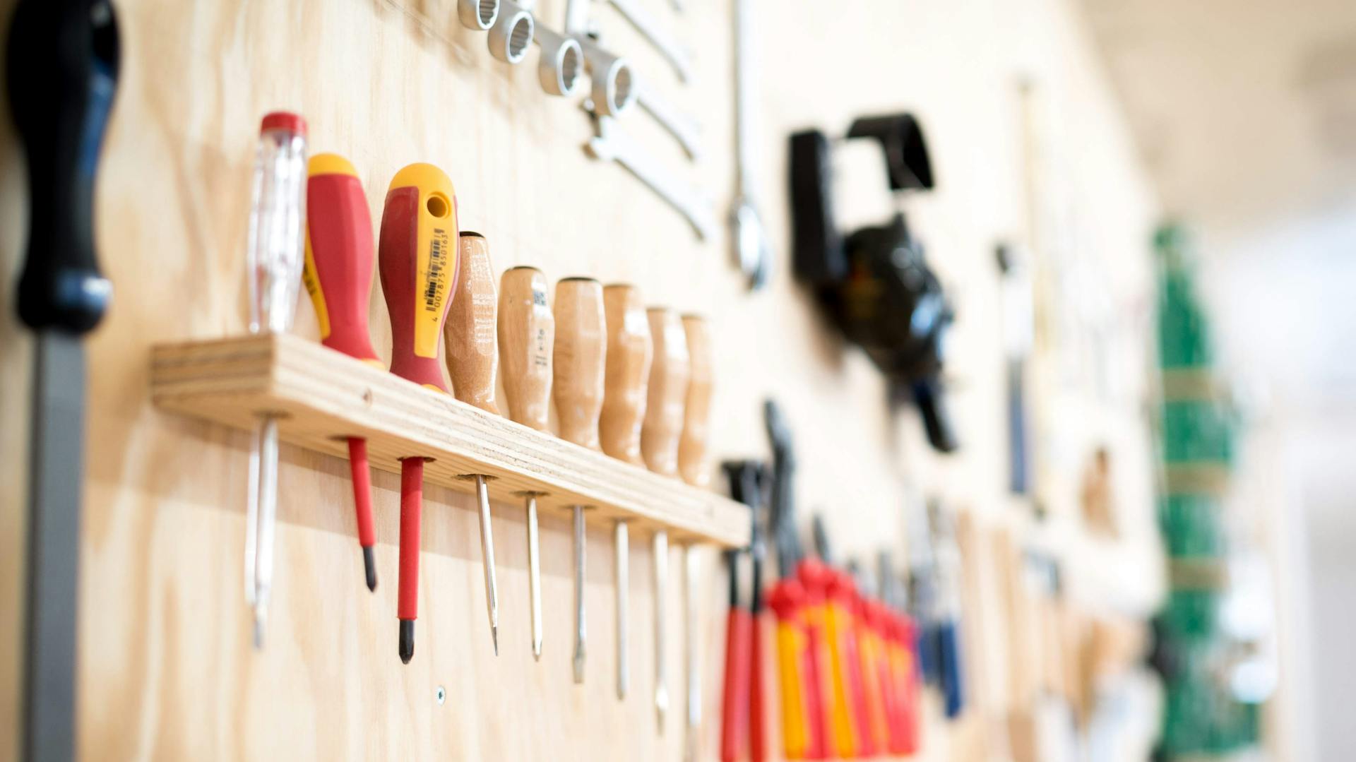 Szerszámfal csavarhúzókkal