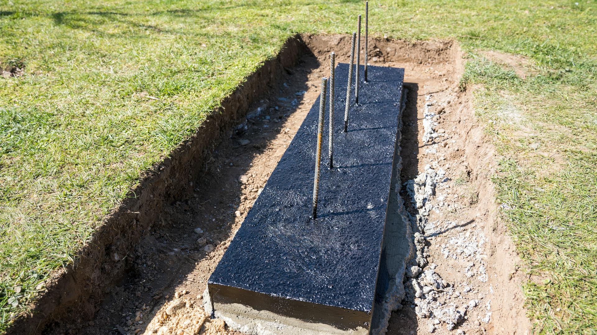 Streifenfundament mit Bewehrungsstahl im Garten