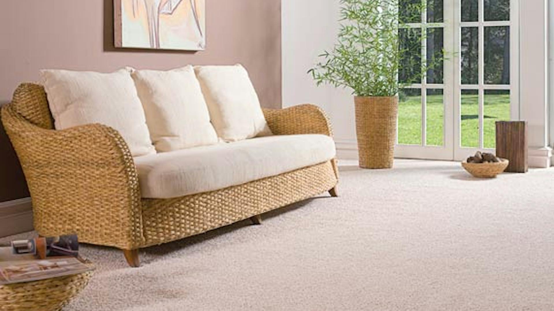 Wollteppichboden mit einem Sofa.