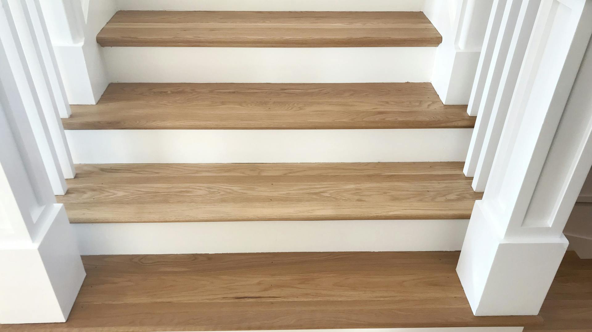 Aufgang: Treppe mit Holzstufen