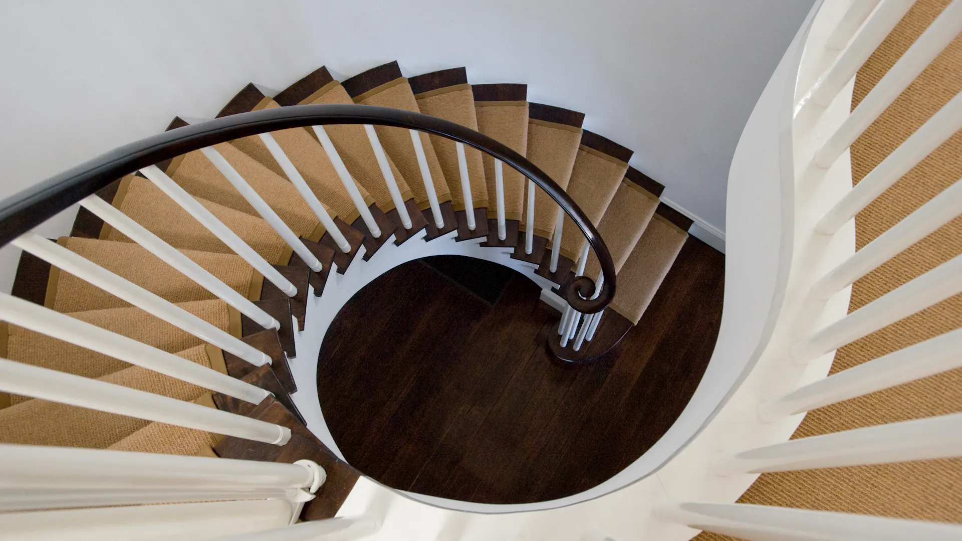 Pohled shora na točité schodiště