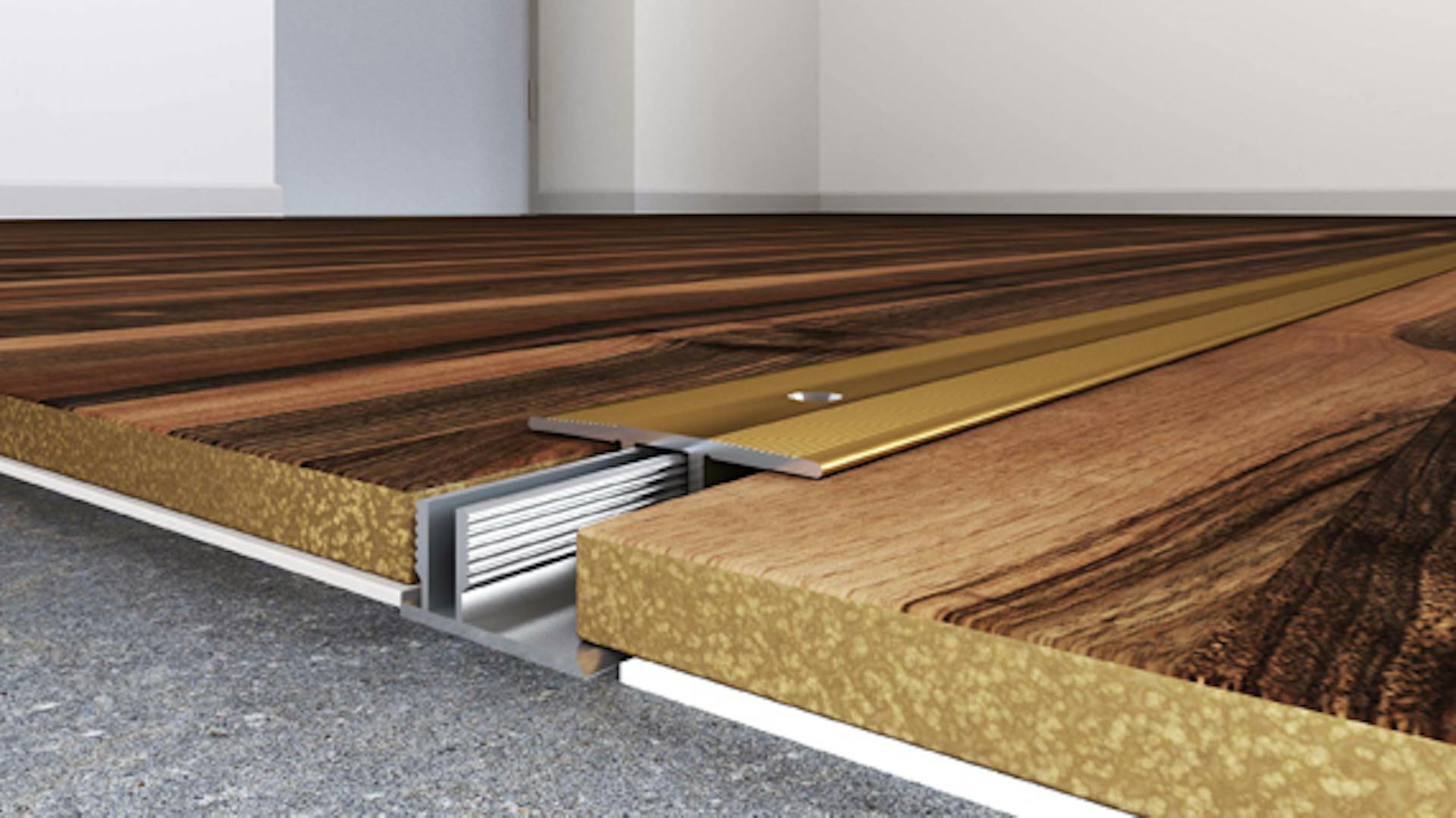 Mosadzná prechodová lišta medzi drevenými podlahovými prvkami