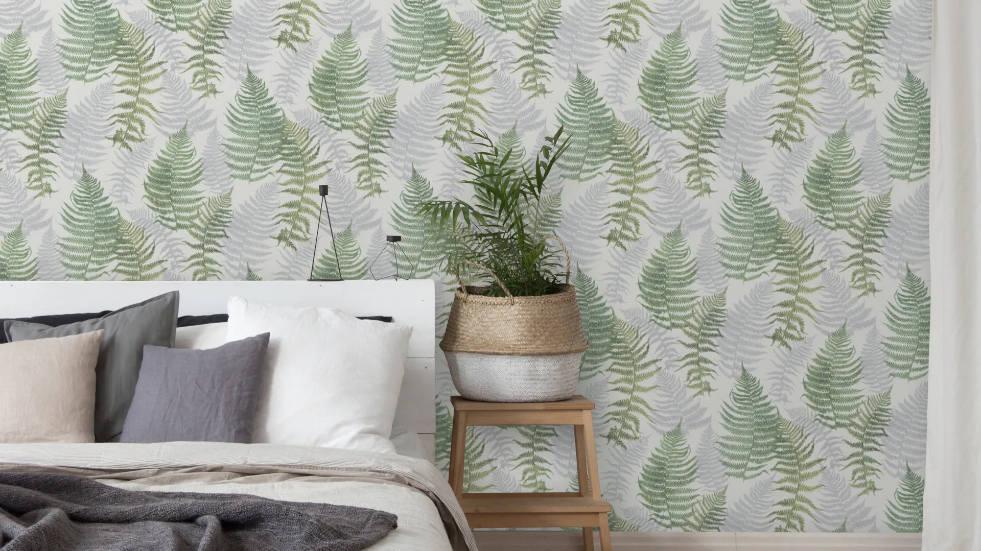 Mustervliestapete hinter Bett