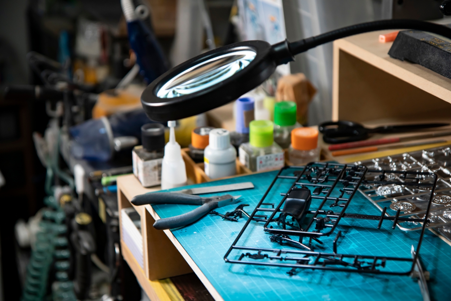 Tavolino per l’officina per il fai da te con lente di ingrandimento sul kit per modellismo.
