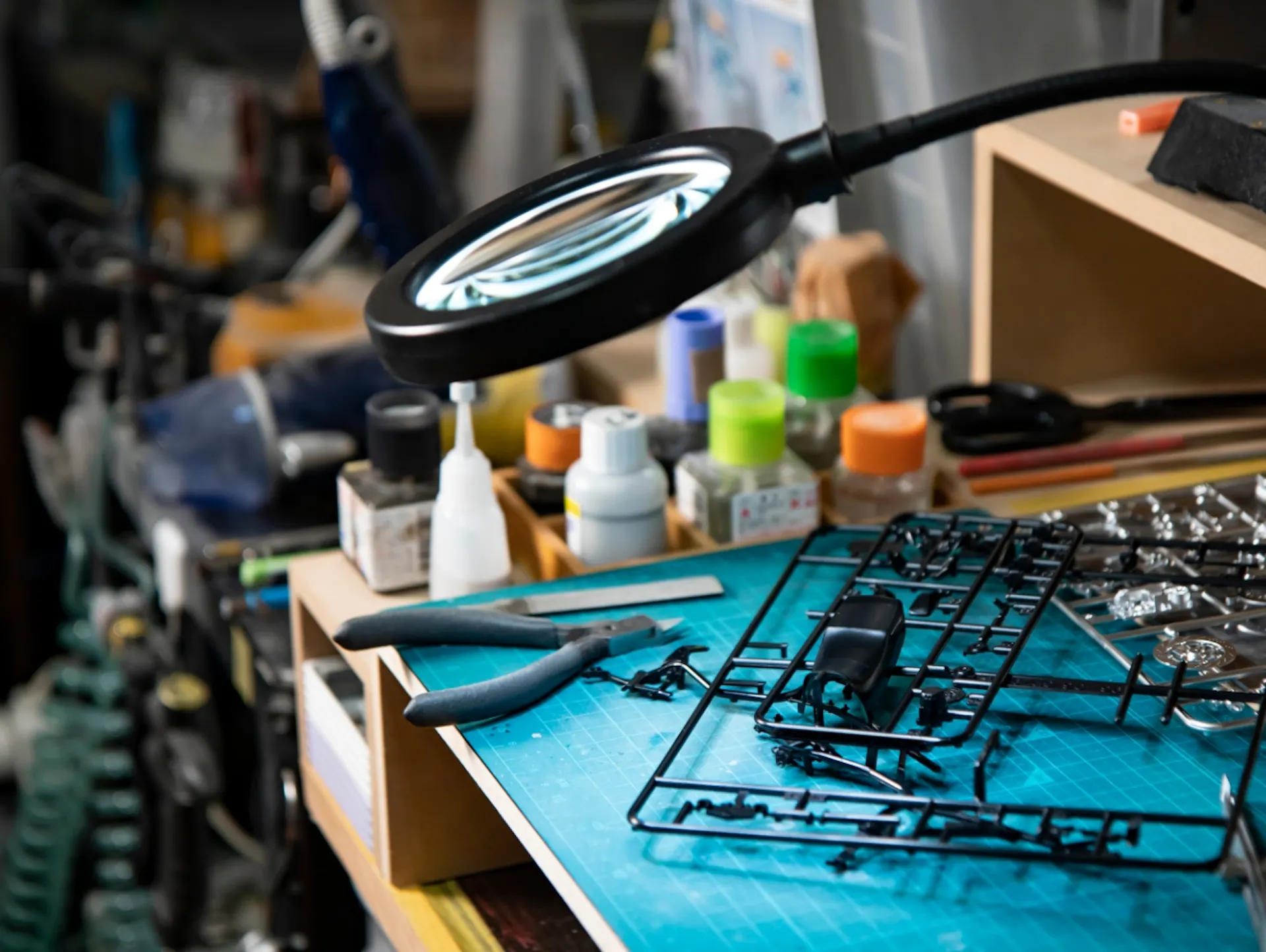 Tavolino per l’officina per il fai da te con lente di ingrandimento sul kit per modellismo.