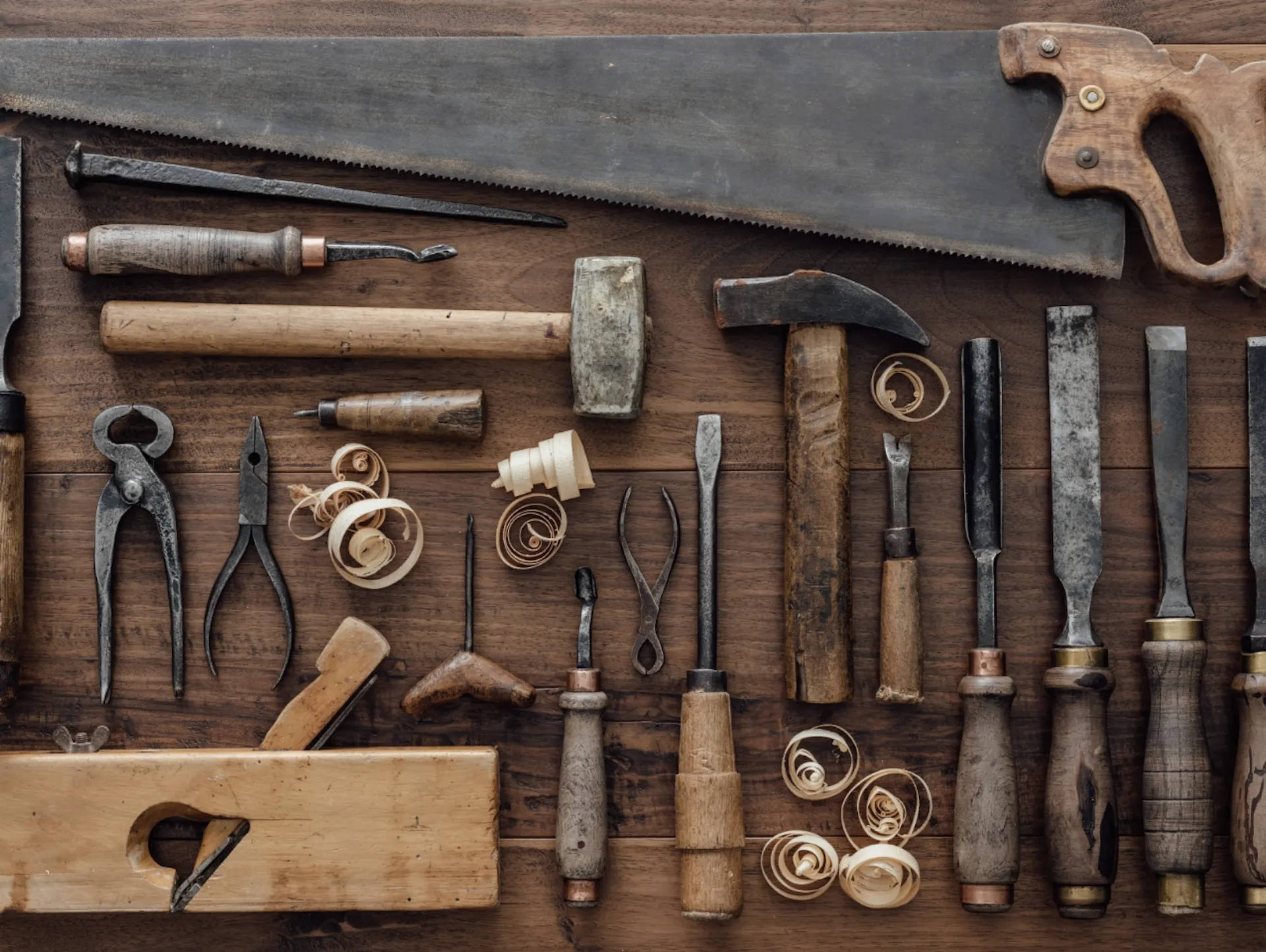 Una persona in officina segna un pezzo di legno con una matita.